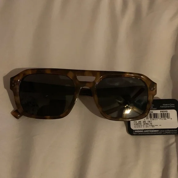 NWT Foster Grant Tortoiseshell Sunglasses with Dark Lenses 100% UVA protection - Picture 8 of 8